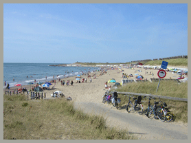 Het strand bij het dorp Het strand bij het dorp